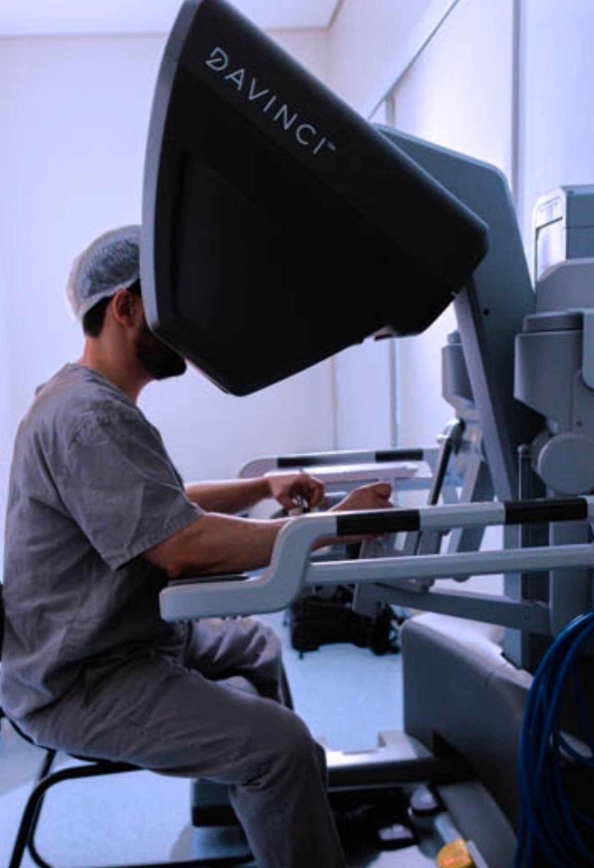 Dr. Solon Gonçalves operando o console cirúrgico Da Vinci